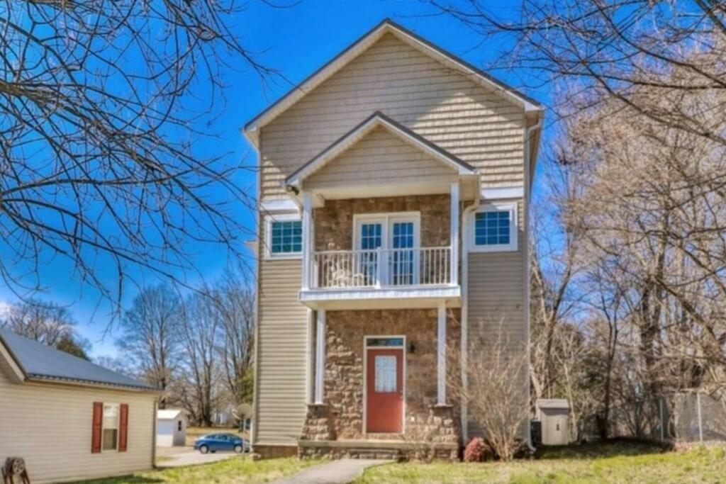 Skinny Big House In Jefferson City Exterior photo